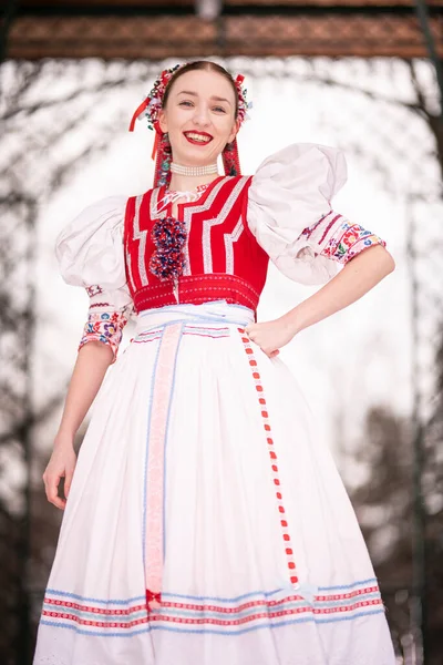 Tânăra Frumoasă Femeie Slovak Rochie Tradițională Folclor Slovac — Fotografie, imagine de stoc