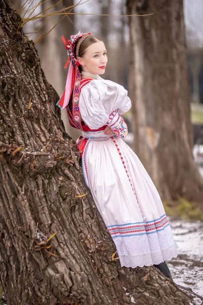 Geleneksel elbiseli, güzel, Slovak kadın. Slovakça folklor