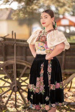 Geleneksel elbiseli, güzel, Slovak kadın. Slovakça folklor