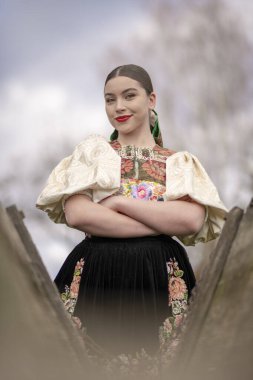 Geleneksel elbiseli, güzel, Slovak kadın. Slovakça folklor