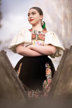 Geleneksel elbiseli, güzel, Slovak kadın. Slovakça folklor