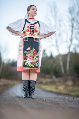 Geleneksel elbiseli, güzel, Slovak kadın. Slovakça folklor