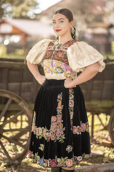 Jonge Mooie Slovak Vrouw Traditionele Jurk Slowaakse Folklore — Stockfoto