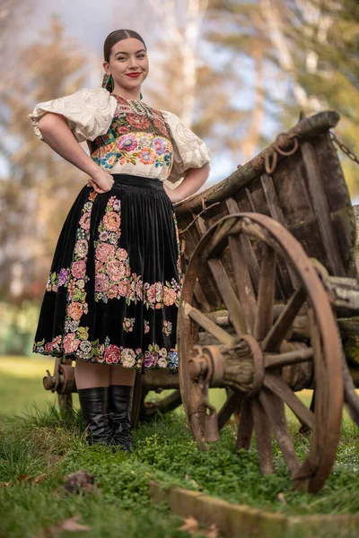 Jonge Mooie Slovak Vrouw Traditionele Jurk Slowaakse Folklore — Stockfoto