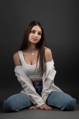 Genç ve güzel genç kız kot jeans 