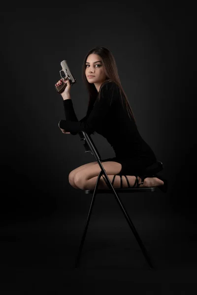 Bella Donna Bruna Con Una Pistola Mano — Foto Stock