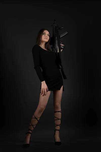 漂亮的黑发女人手里拿着枪 — 图库照片