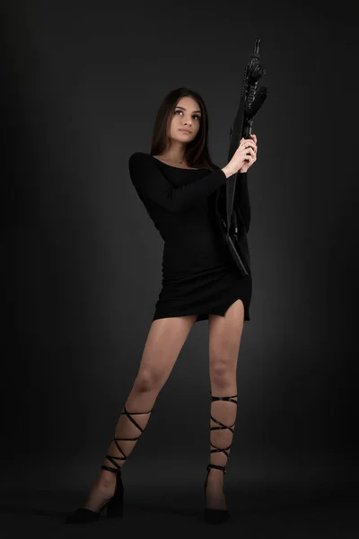 Krásná Brunetka Žena Pistolí Ruce — Stock fotografie