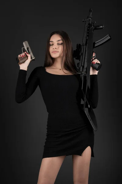 Krásná Brunetka Žena Pistolí Ruce — Stock fotografie