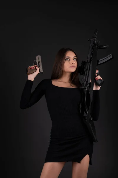 漂亮的黑发女人手里拿着枪 — 图库照片