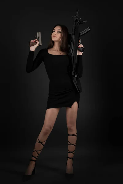 Vacker Brunett Kvinna Med Pistol Handen — Stockfoto