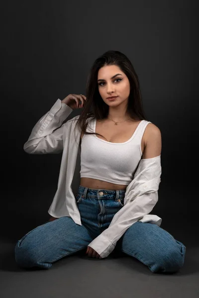 Muda Dan Cantik Gadis Remaja Dalam Celana Jeans Denim — Stok Foto