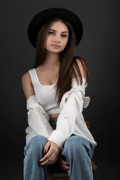 若いとデニム ジーンズで美しい十代の少女 — ストック写真