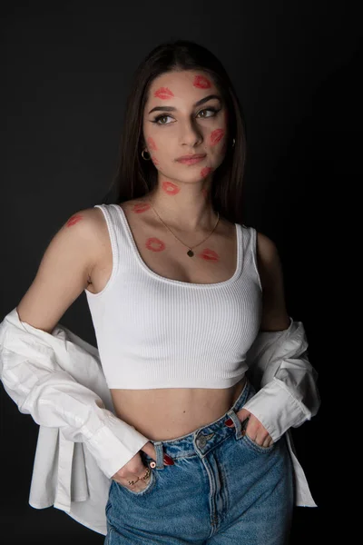 Jong Mooi Meisje Met Rode Kus Afdrukken Huid — Stockfoto