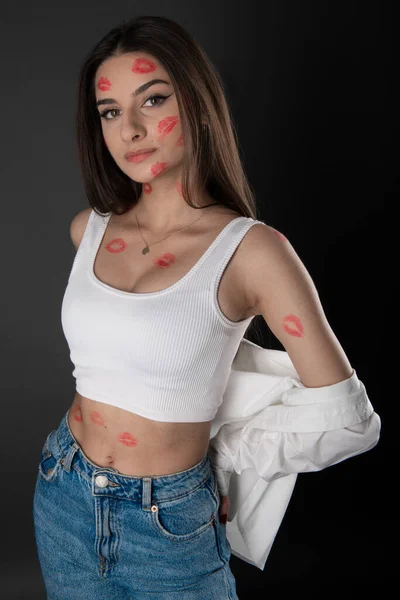 Joven Hermosa Chica Con Rojo Beso Impresiones Piel —  Fotos de Stock