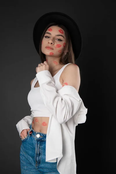 Junges Schönes Mädchen Mit Roten Kussabdrücken Auf Der Haut — Stockfoto
