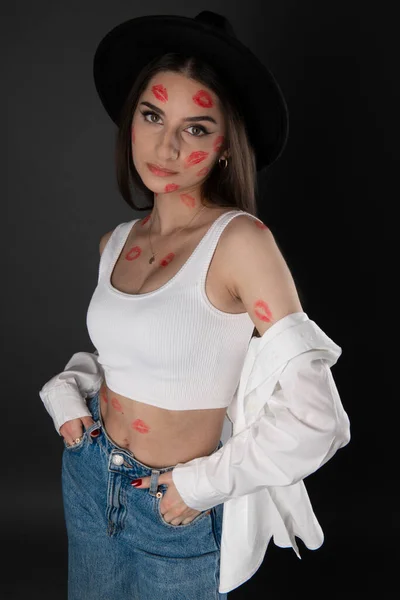 Ung Vakker Jente Med Røde Kysseavtrykk Huden – stockfoto