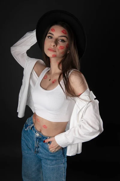 Ung Vacker Flicka Med Röda Kyss Fingeravtryck Huden — Stockfoto