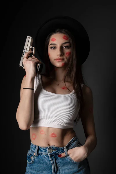 Mulher Morena Bonita Com Uma Arma Mão — Fotografia de Stock