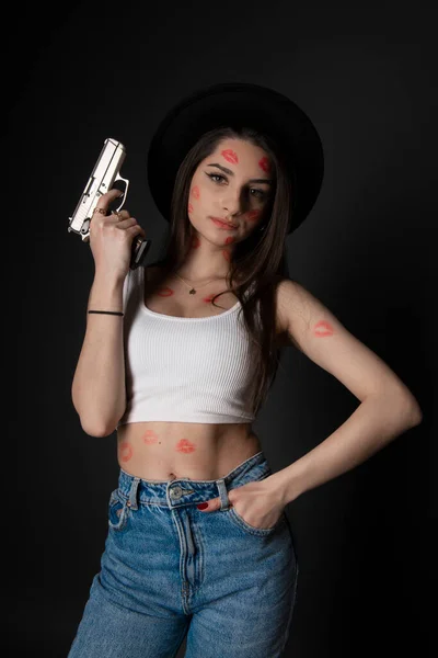 Bella Donna Bruna Con Una Pistola Mano — Foto Stock