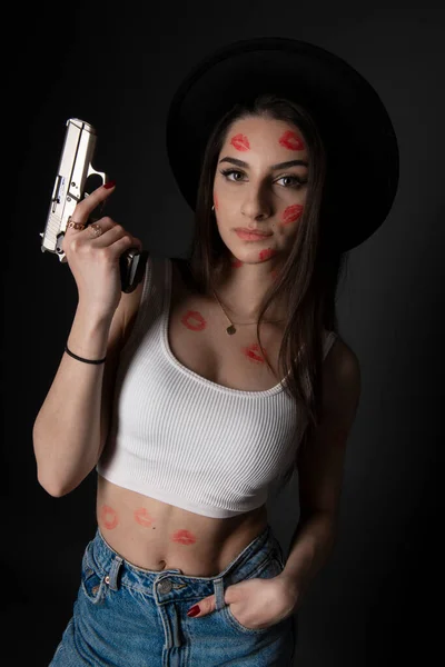 Belle Femme Brune Avec Pistolet Main — Photo