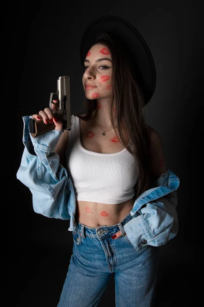 Elinde Silah Olan Güzel Esmer Kadın — Stok fotoğraf