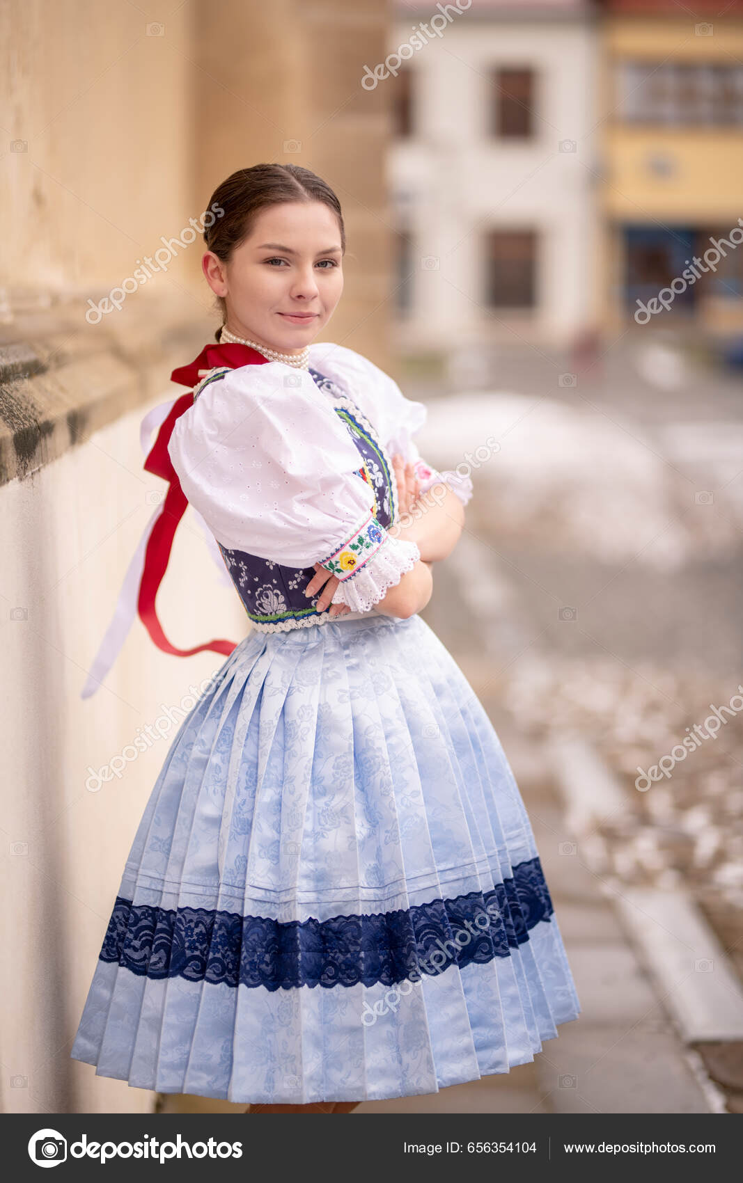 Belle Femme Portant Des Costumes Folkloriques Traditionnels D europe L est Costumes Photo de stock par muro 656354104