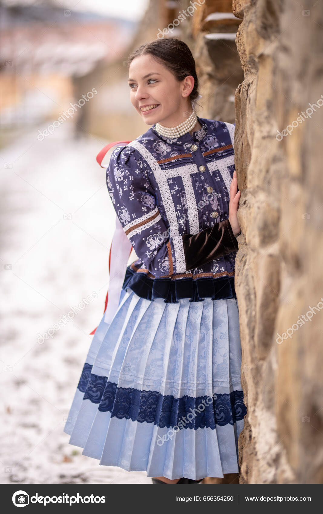 Красивая Женщина Традиционных Народных Костюмах Восточной Европы.