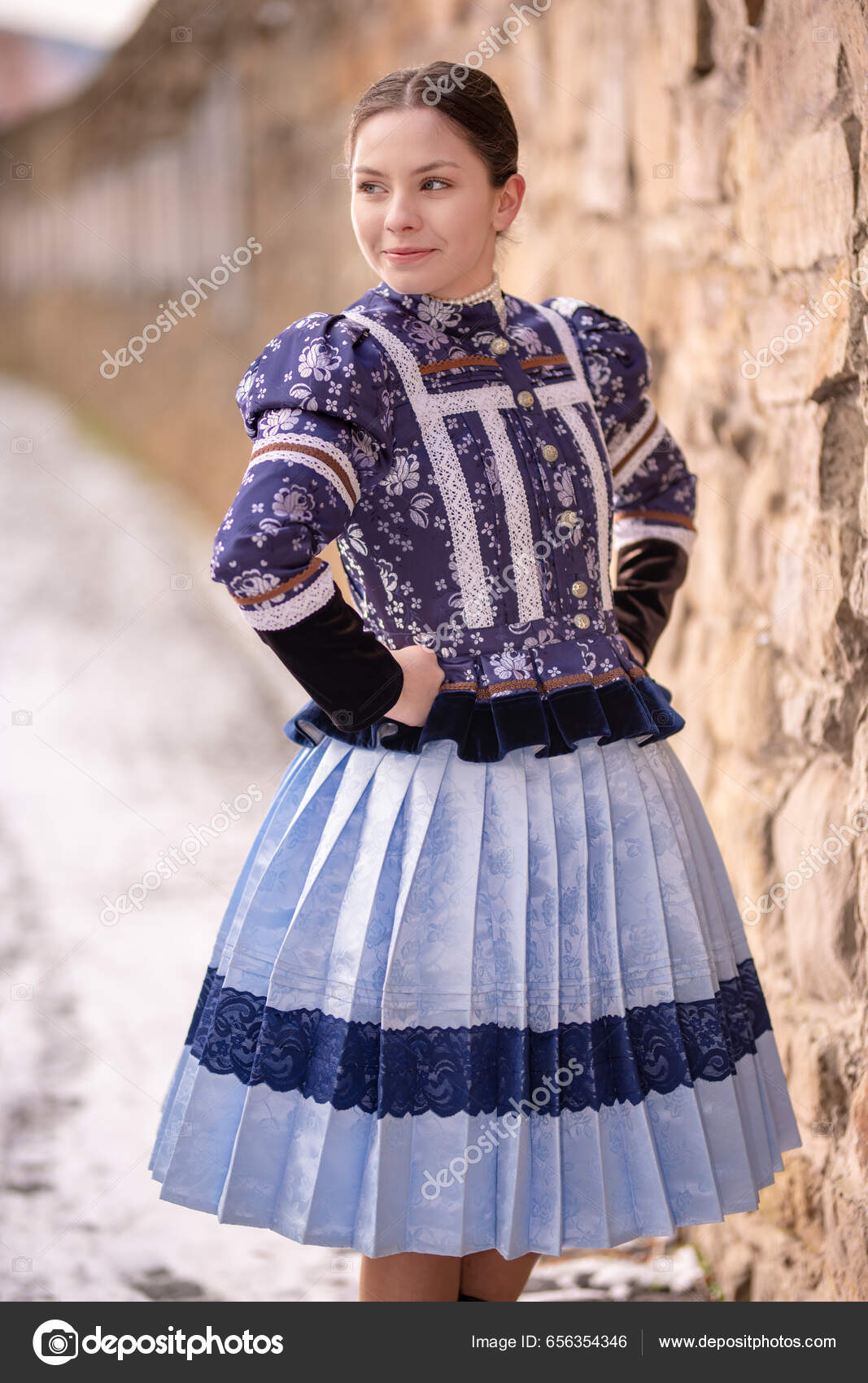 Όμορφη Γυναίκα Που Φοράει Παραδοσιακές Στολές Της Ανατολικής Ευρώπης  Σλοβακικές — Φωτογραφία Αρχείου © muro #656354346