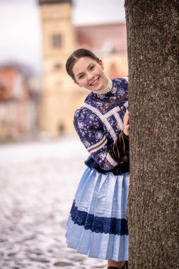 Geleneksel Doğu Avrupa halk kostümleri giyen güzel bir kadın. Slovak halk kostümleri