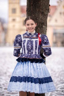 Geleneksel Doğu Avrupa halk kostümleri giyen güzel bir kadın. Slovak halk kostümleri