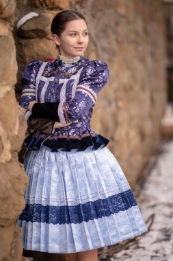 Geleneksel Doğu Avrupa halk kostümleri giyen güzel bir kadın. Slovak halk kostümleri.