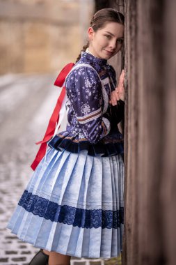 Geleneksel Doğu Avrupa halk kostümleri giyen güzel bir kadın. Slovak halk kostümleri.