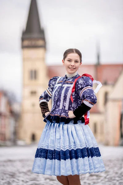 Gyönyörű Hagyományos Kelet Európai Népviseletet Visel Szlovák Népviseletek — Stock Fotó
