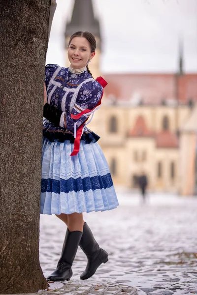 Wanita Cantik Mengenakan Kostum Tradisional Rakyat Eropa Timur Kostum Rakyat — Stok Foto