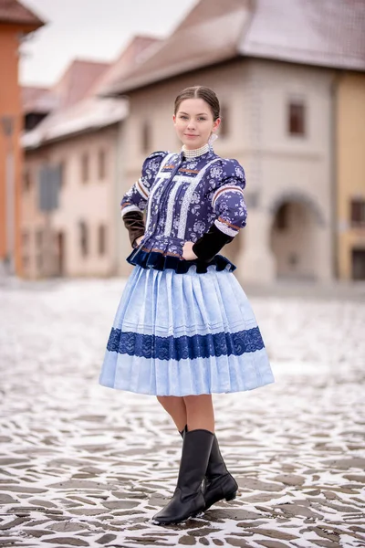 Geleneksel Doğu Avrupa Halk Kostümleri Giyen Güzel Bir Kadın Slovak — Stok fotoğraf