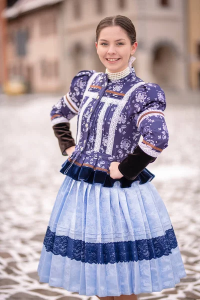 Geleneksel Doğu Avrupa Halk Kostümleri Giyen Güzel Bir Kadın Slovak — Stok fotoğraf