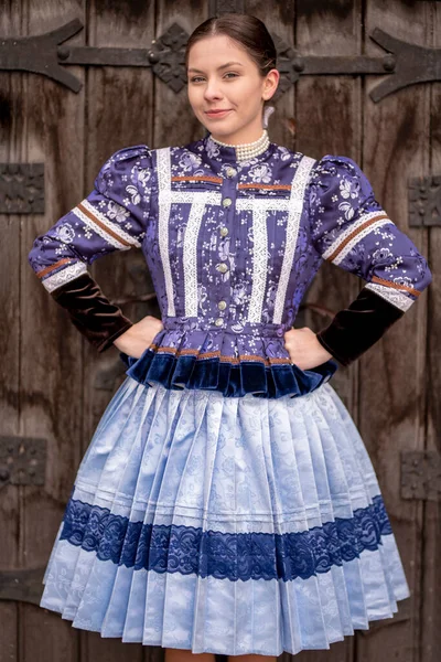 穿着传统东欧民族服装的漂亮女人 斯洛伐克民间服装 — 图库照片