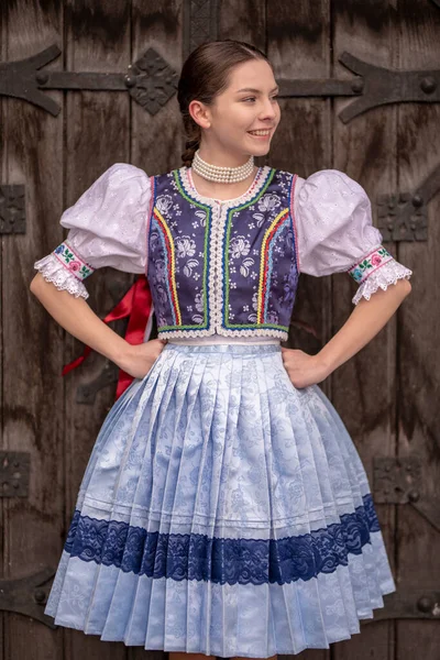 Прекрасна Жінка Традиційних Народних Костюмах Східної Європи Словацькі Народні Костюми — стокове фото