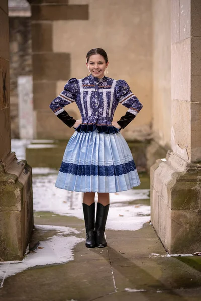 Mulher Bonita Vestindo Trajes Folclóricos Tradicionais Europa Oriental Fantasias Populares — Fotografia de Stock