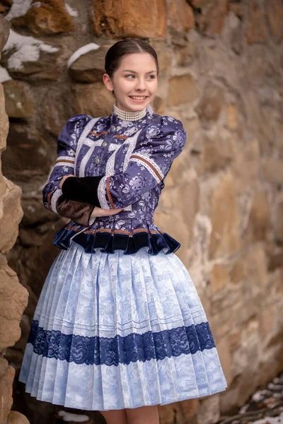 Smuk Kvinde Iført Traditionelle Østeuropæiske Folkedragter Slovakiske Folkedragter - Stock-foto