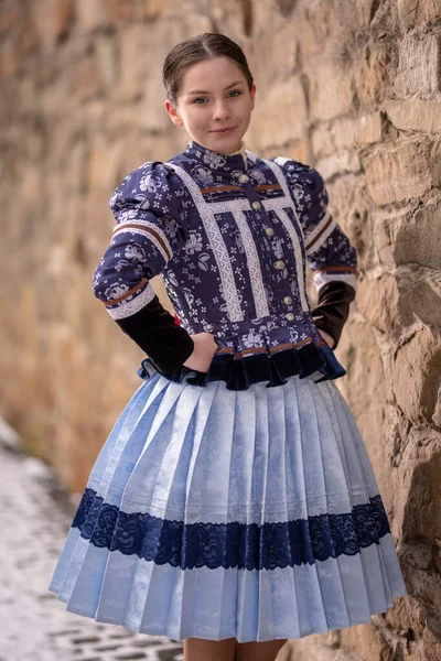Bella Donna Che Indossa Costumi Popolari Tradizionali Dell Europa Orientale — Foto Stock