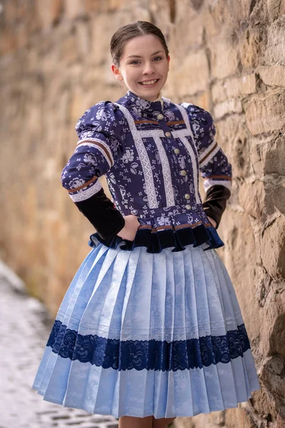 Όμορφη Γυναίκα Που Φοράει Παραδοσιακές Στολές Της Ανατολικής Ευρώπης Σλοβακικές — Φωτογραφία Αρχείου