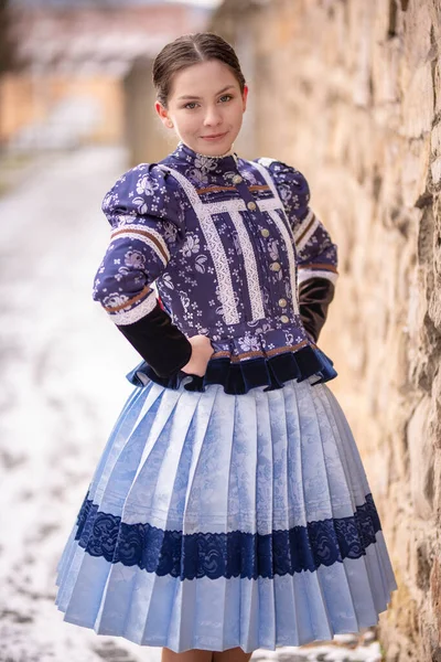 Красивая Женщина Традиционных Народных Костюмах Восточной Европы Народные Костюмы Словакии — стоковое фото