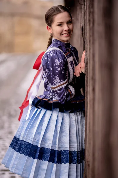 Piękna Kobieta Tradycyjnych Strojach Ludowych Europy Wschodniej Słowackie Stroje Ludowe — Zdjęcie stockowe