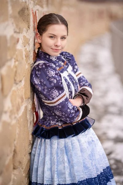 Mooie Vrouw Traditionele Oost Europese Klederdracht Slowaakse Volkskostuums — Stockfoto