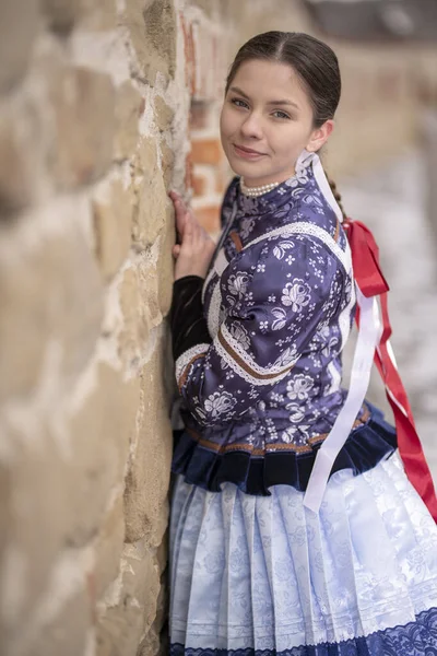 穿着传统东欧民族服装的漂亮女人 斯洛伐克民间服装 — 图库照片