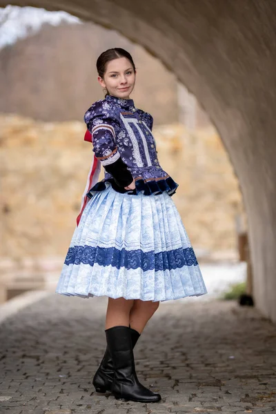 東ヨーロッパの民族衣装を着た美しい女性 スロバキア民族衣装 — ストック写真