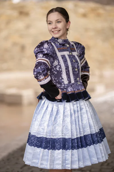 Bella Donna Che Indossa Costumi Popolari Tradizionali Dell Europa Orientale — Foto Stock