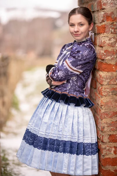 Vacker Kvinna Traditionella Östeuropeiska Folkdräkter Slovakiska Folkdräkter — Stockfoto